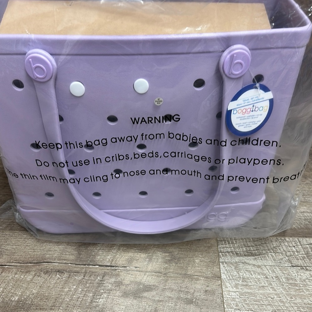 Baby Bogg bag! Size is 15” x 13” x 5.25”
Brand new :)